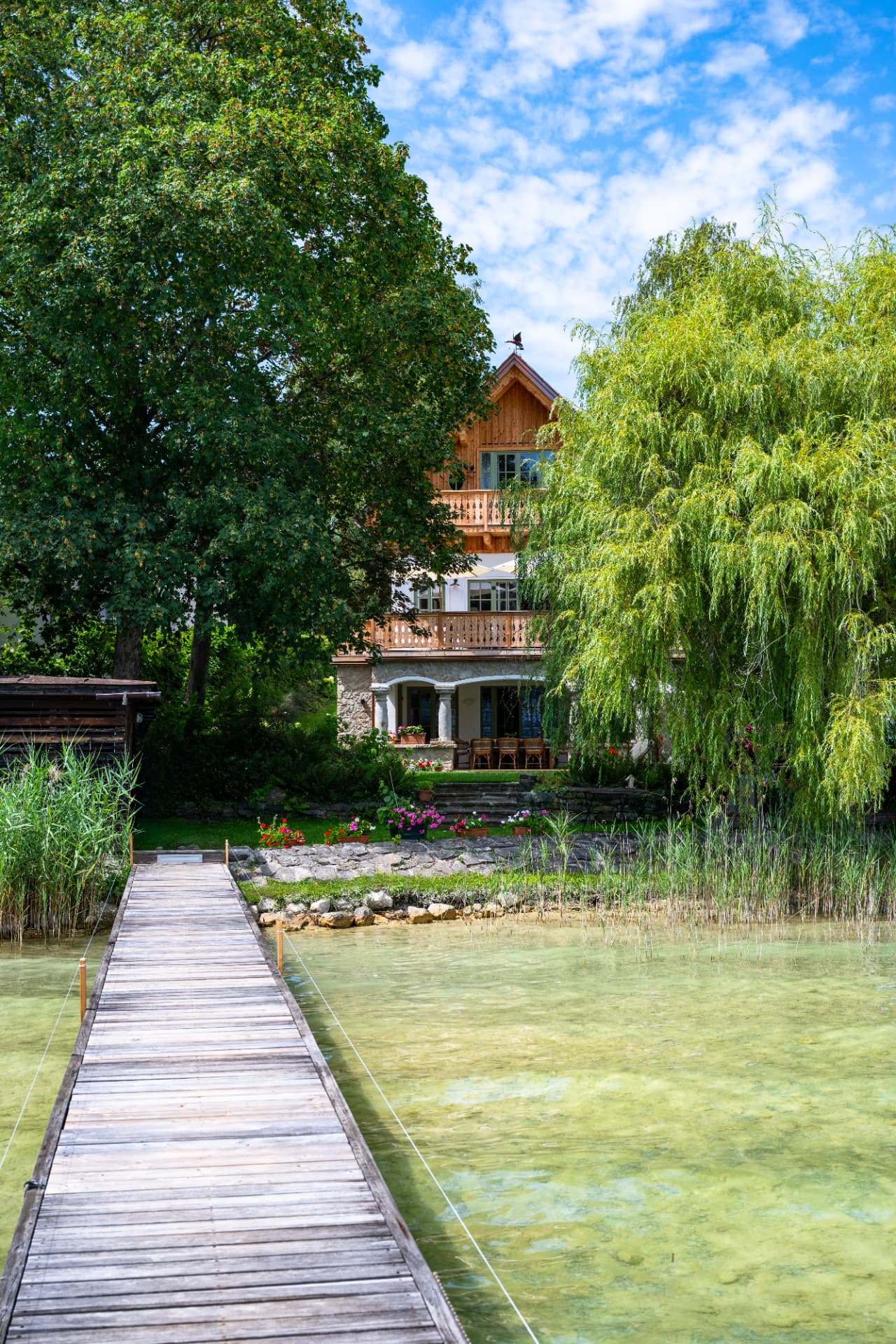 Villa Klee vom eigenen Badesteg am See aus gesehen